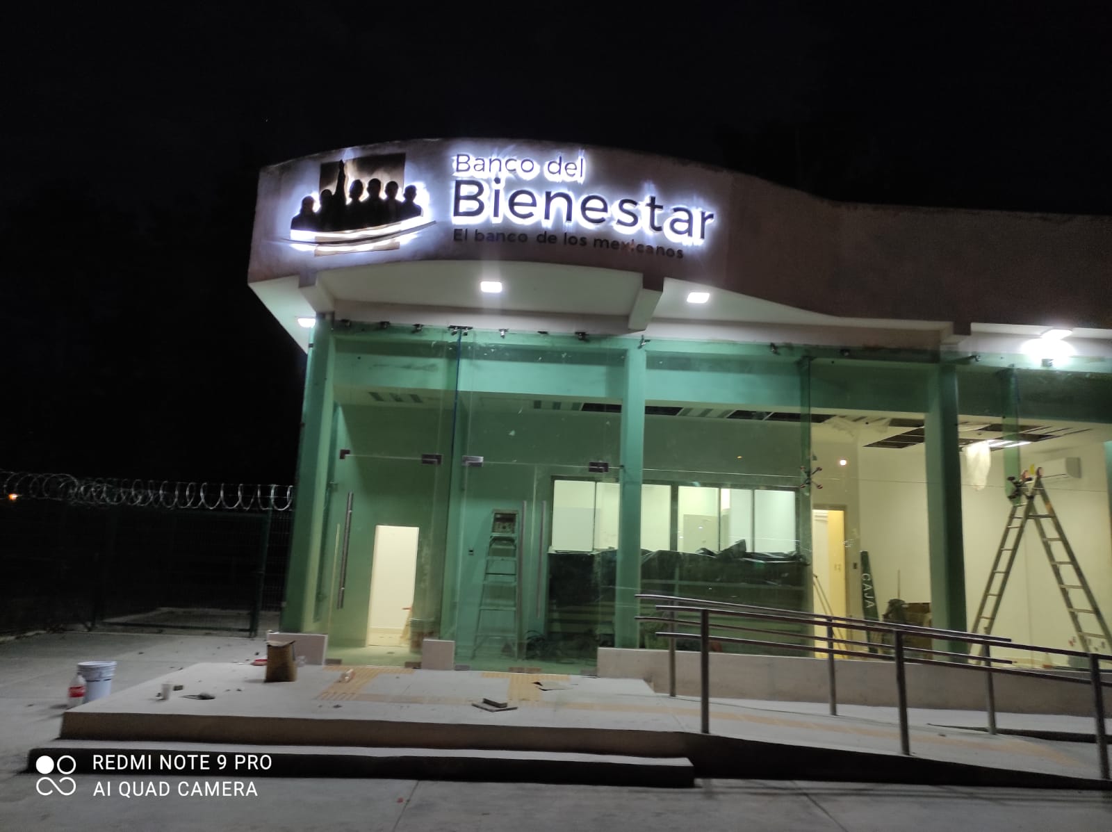 Letrero LED Banco del Bienestar fachada nocturna