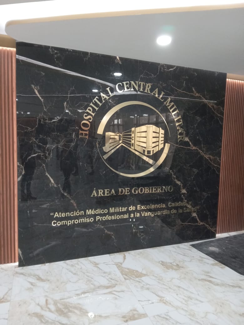 Señalética Hospital Central Militar mármol